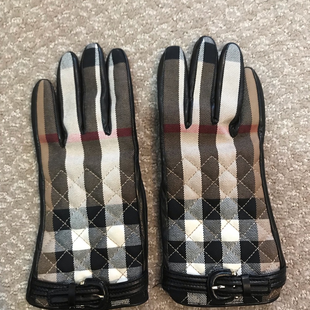 Never worn Women’s quilted leather Burberry gloves